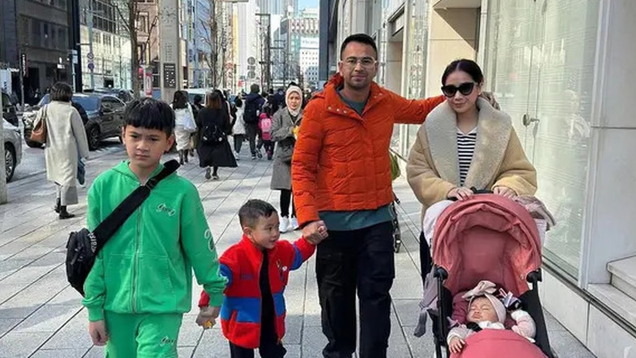 Nagita Slavina Bersama Rafathar, Rayyanza, dan Ranayma (foto: Instagram/raffinagita1717)