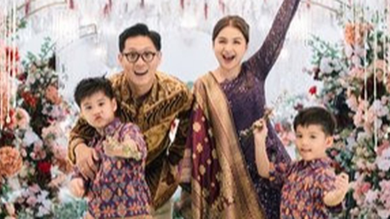 8 Potret Kocak Keluarga Putri Titian Saat ke Hajatan Saudara, Kedua Anaknya Tampil Nyumbang Lagu