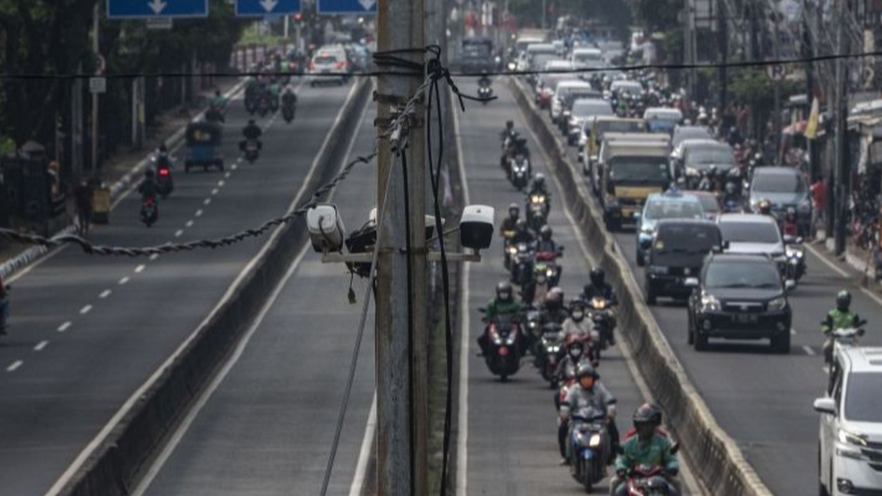 Polda Metro Jaya menambah 40 unit ETLE Mobile untuk meningkatkan pengawasan dan penindakan pelanggaran lalu lintas di Jakarta, menargetkan 120 juta pelanggar pada 2025 serta menekan angka kecelakaan.