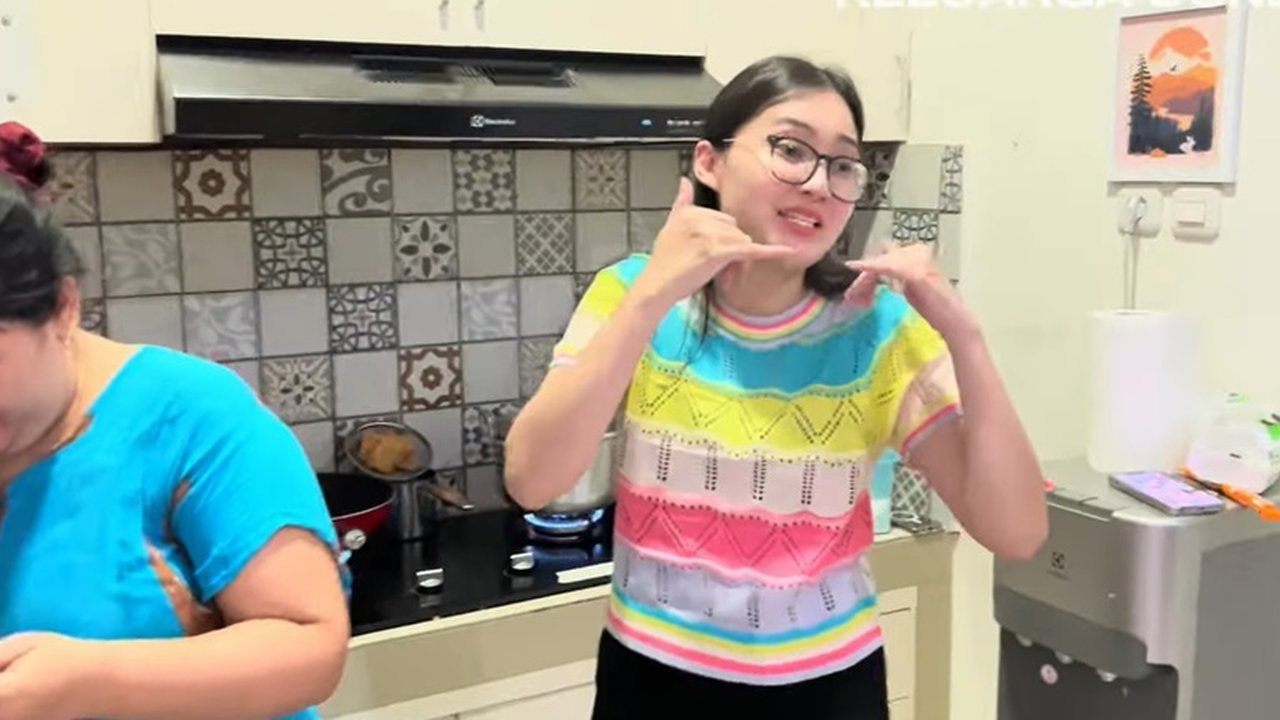 Momen Nella Kharisma: Siapkan Takjil untuk Keluarga, Toleransinya Tuai Pujian Dari Warganet