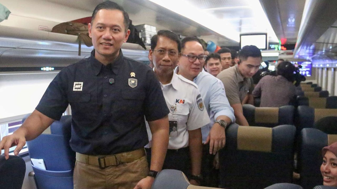 Menteri Koordinator Bidang Infrastruktur, Agus Harimurti Yudhoyono didampingi Wamen BUMN Kartika Wirjoatmodjo dan Dirut KAI Didiek Hartantyo saat memantau arus mudik Lebaran 2025 di Stasiun Pasar Senen, Jakarta, Jumat (28/3/2025).