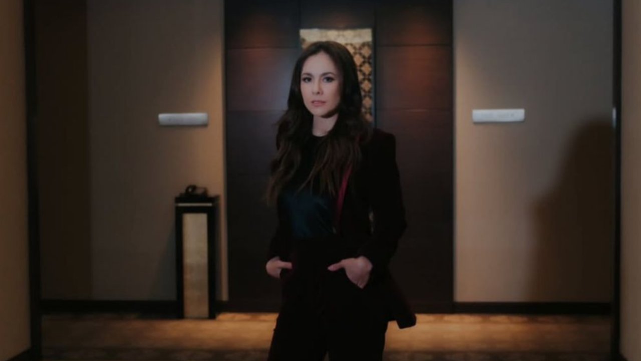 Potret Wulan Guritno Tampil Berkelas dengan Jas, Netizen Terpukau Kecantikannya