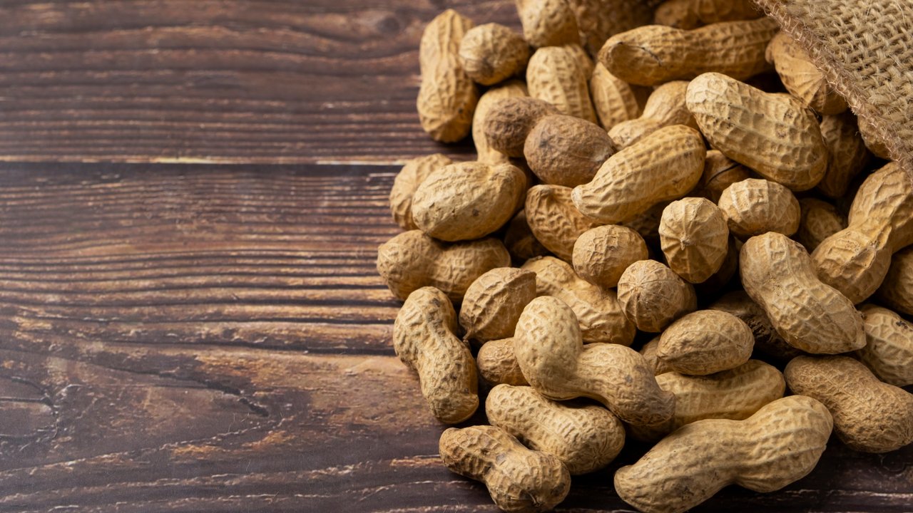 Kacang tanah dikenal efektif dalam menurunkan kolesterol jahat. (Foto: Unsplas/Tom Hermans)