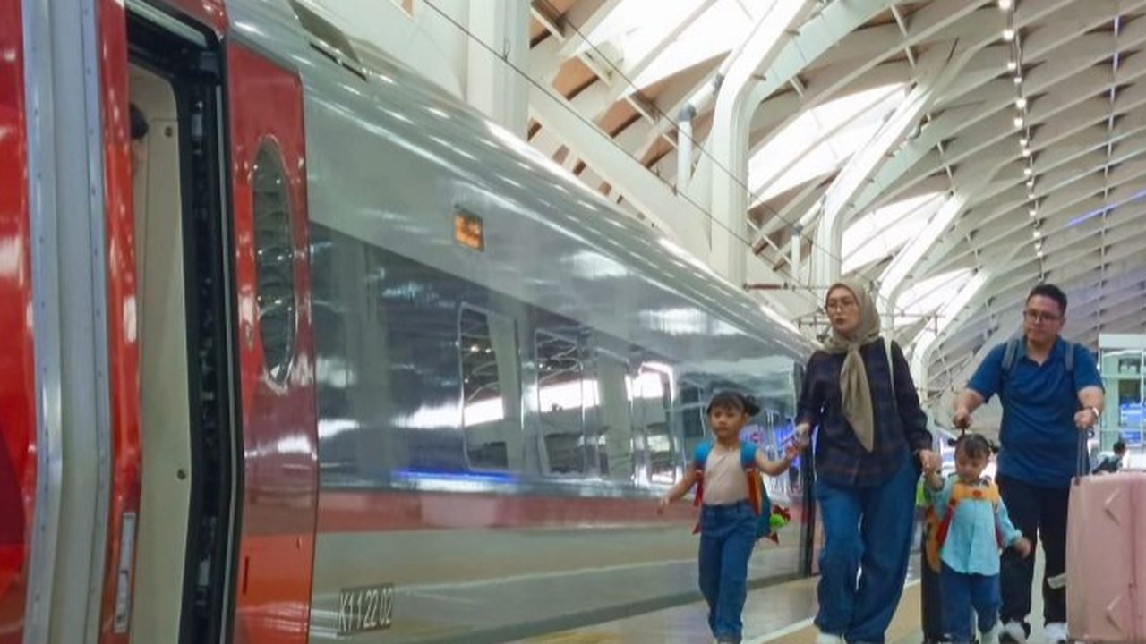 Penumpang Kereta Cepat Whoosh Diprediksi Tembus 24.000 Orang per Hari di Puncak Mudik Lebaran 2025