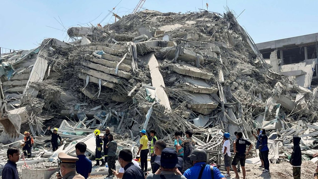 Orang-orang melihat kondisi gedung pencakar langit yang runtuh akibat gempa dahsyat bermagnitudo 7,7 yang mengguncang Myanmar dan terasa kuat sampai Thailand di Bangkok pada Jumat (28/3/2025).