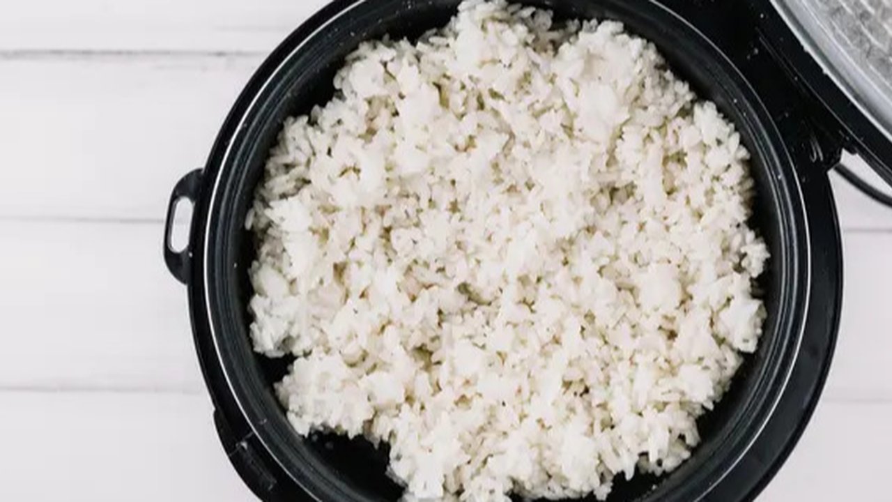 Modal 1 Bahan, Begini Cara Tanak Nasi Seperti di Rumah Makan Biar Wangi dan Pulen (TikTok/@kulinerandalan)