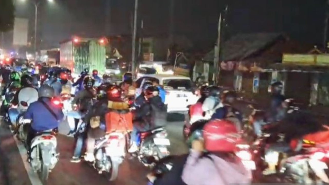 Arus Mudik Lebaran 2025, Pemudik Bermotor Keluhkan Kondisi Jalur Berlubang di Karawang
