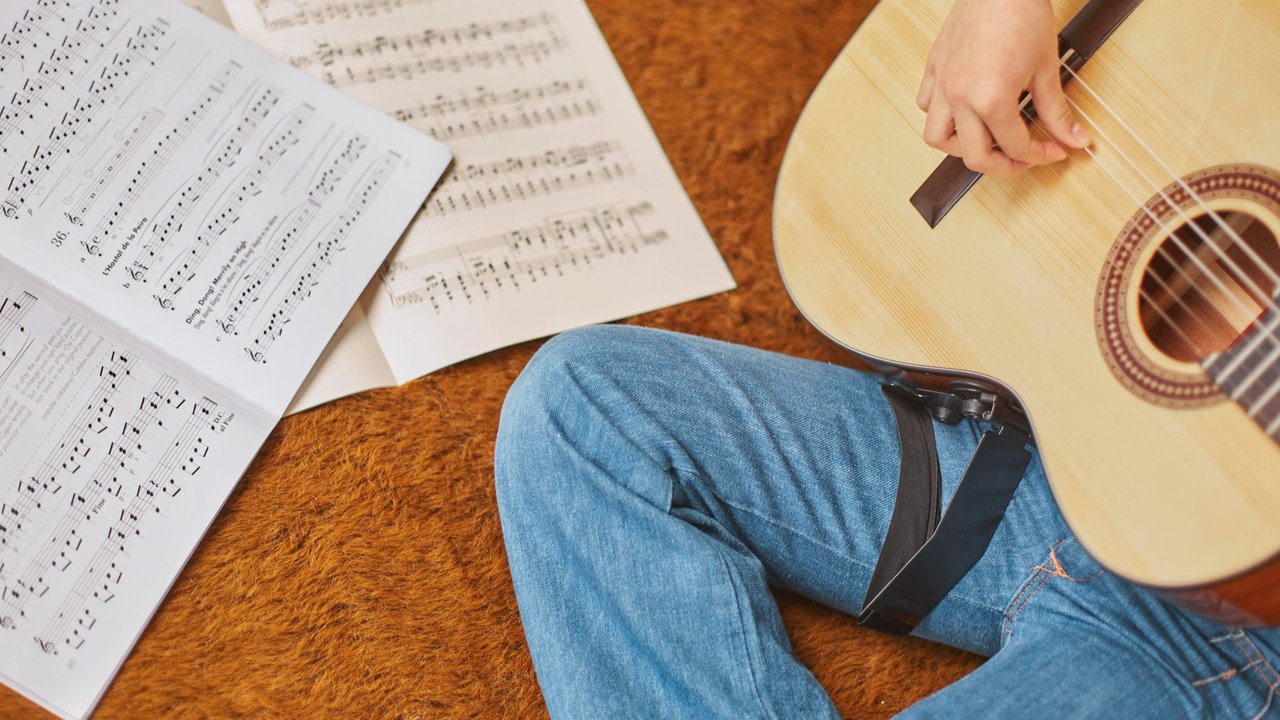 Ilustrasi lagu, musik, lirik, gitar. (Image by Freepik)