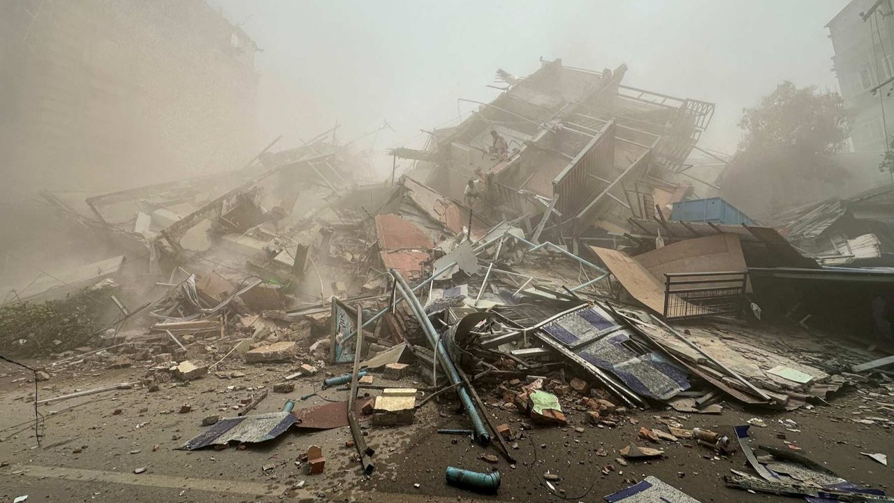 Kondisi bangunan yang runtuh akibat gempa dahsyat berkekuatan magnitudo 7,7 di Kota Mandalay, Myanmar, pada Jumat (28/3/2025).