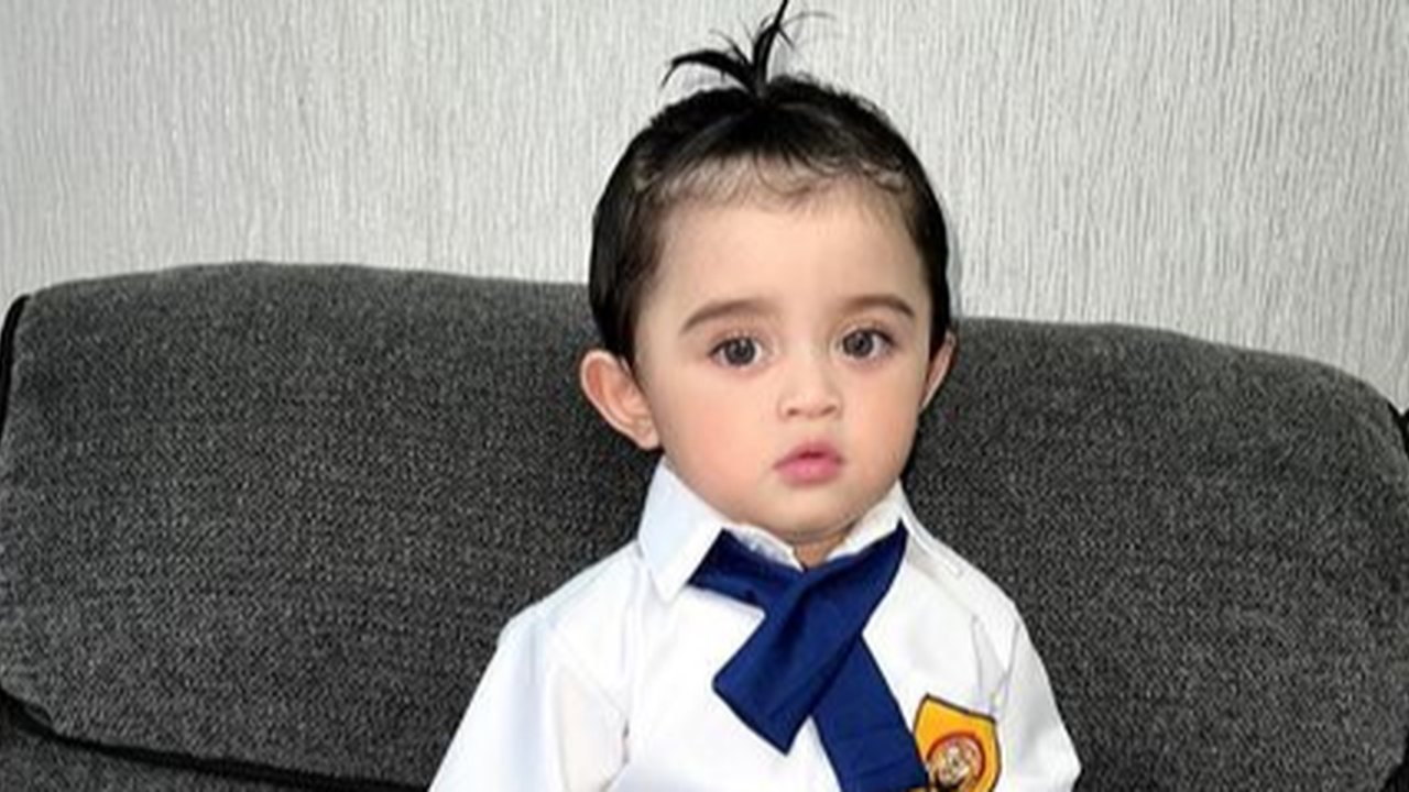 Nggak hanya seragam SD, beberapa anak seleb juga didandani pakai seragam SMP lho. Contohnya Guzel anak Margin Wieheerm dan Ali Syakieb yang secantik boneka ini.