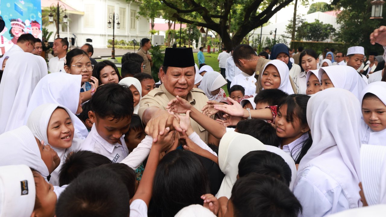 Momen Prabowo Dicintai Anak SD hingga SMA, Dibalas Peluk dan Cium Sayang Presiden