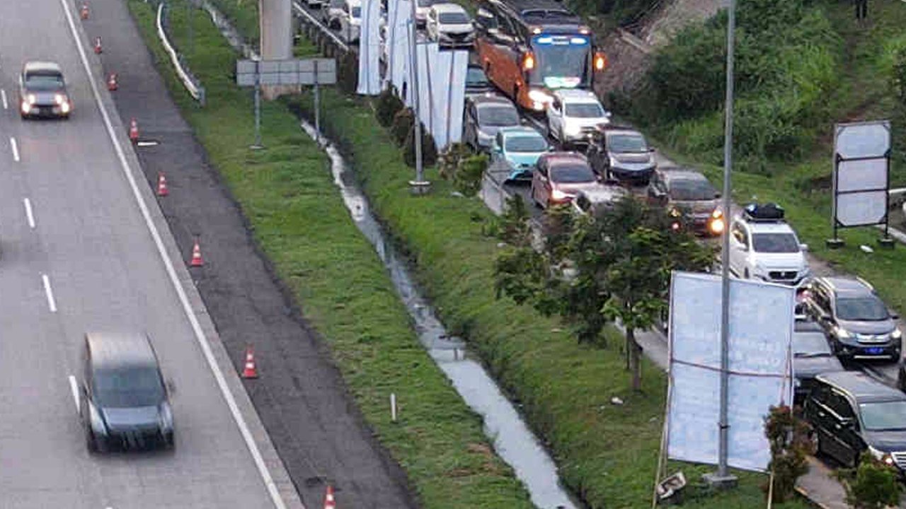 Arus Mudik Lebaran, Petugas Mulai Aktifkan Sistem Buka Tutup Rest Area Dalam Tol