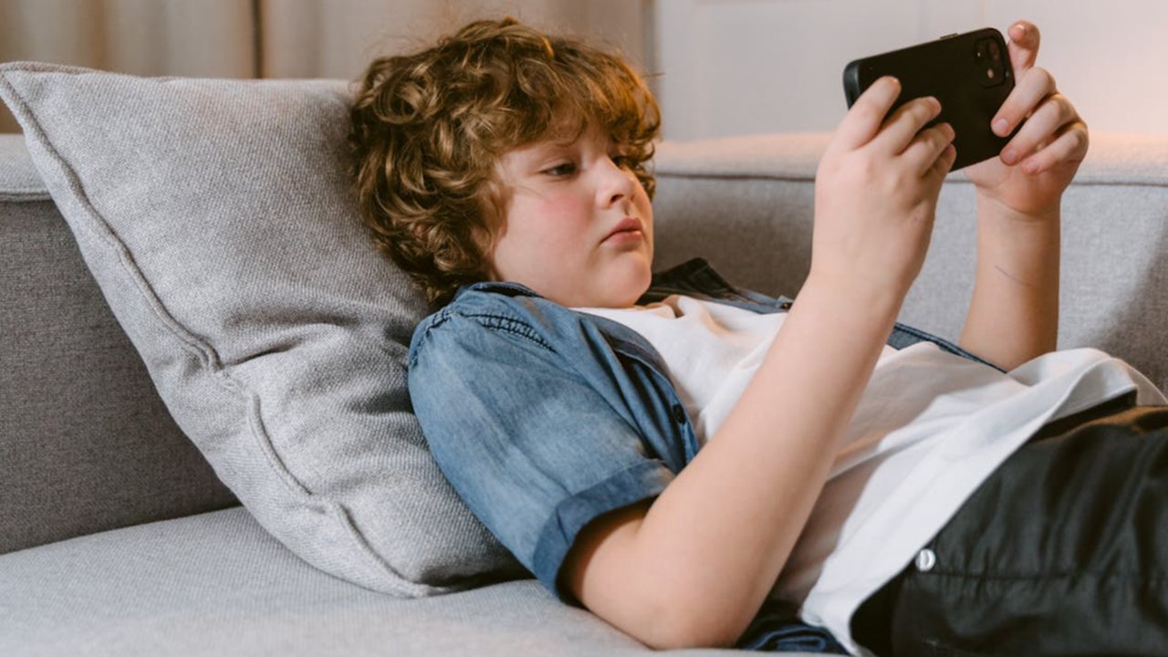 Ilustrasi Anak Menggunakan Gawai