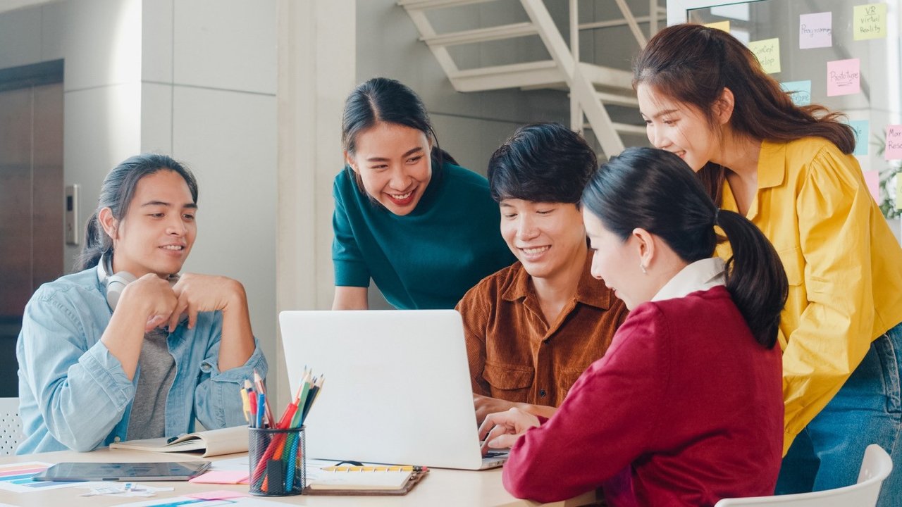 <p>Ilustrasi bekerja, kerja sama tim. (Image by tirachardz on Freepik)</p>