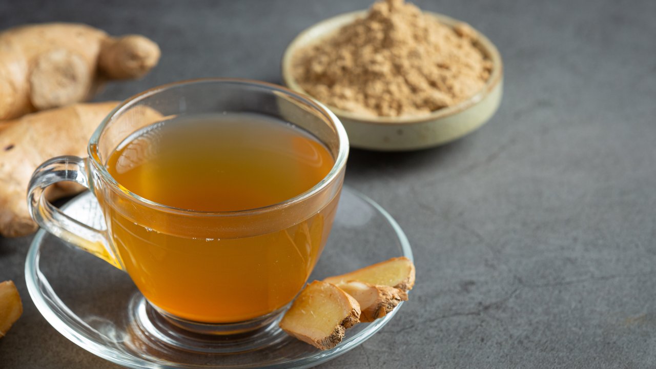 Salah satu minuman berbahan dasar jahe ini dapat kamu buat (Foto: Freepik.com/jcomp)