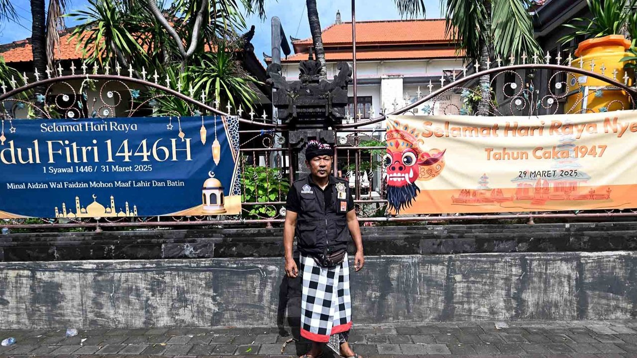 Pecalang berjaga saat pelaksanaan Nyepi di kawasan   Tuban,  Bali, (29/03/2025).