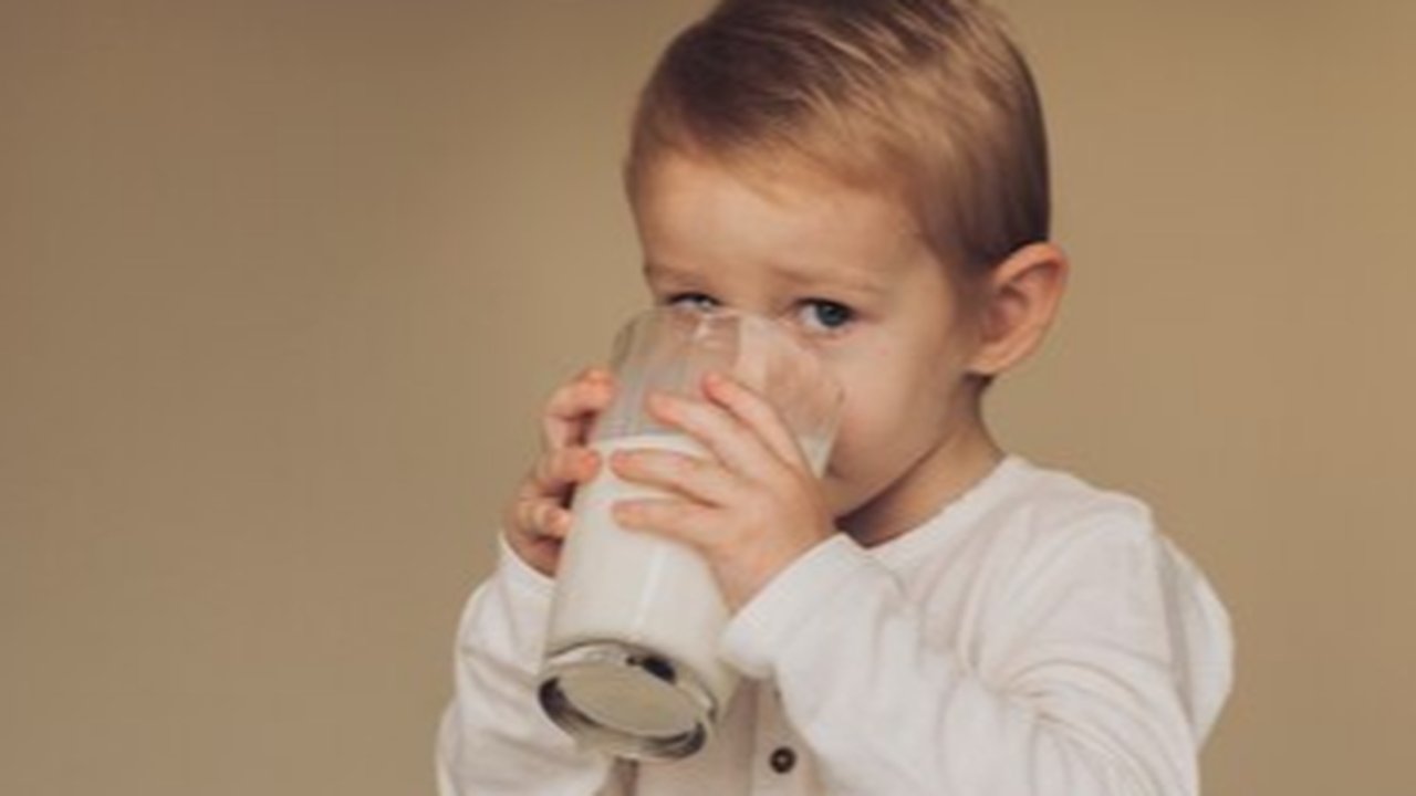 Ilustrasi Anak Minum