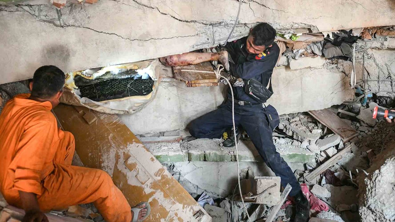 Tim  SAR  berusaha menyelamatkan korban yang tertimbun bangunan  di kompleks Sky Villa Condominium yang hancur akibat gempa di Mandalay, Myanmar (29/03/2025).