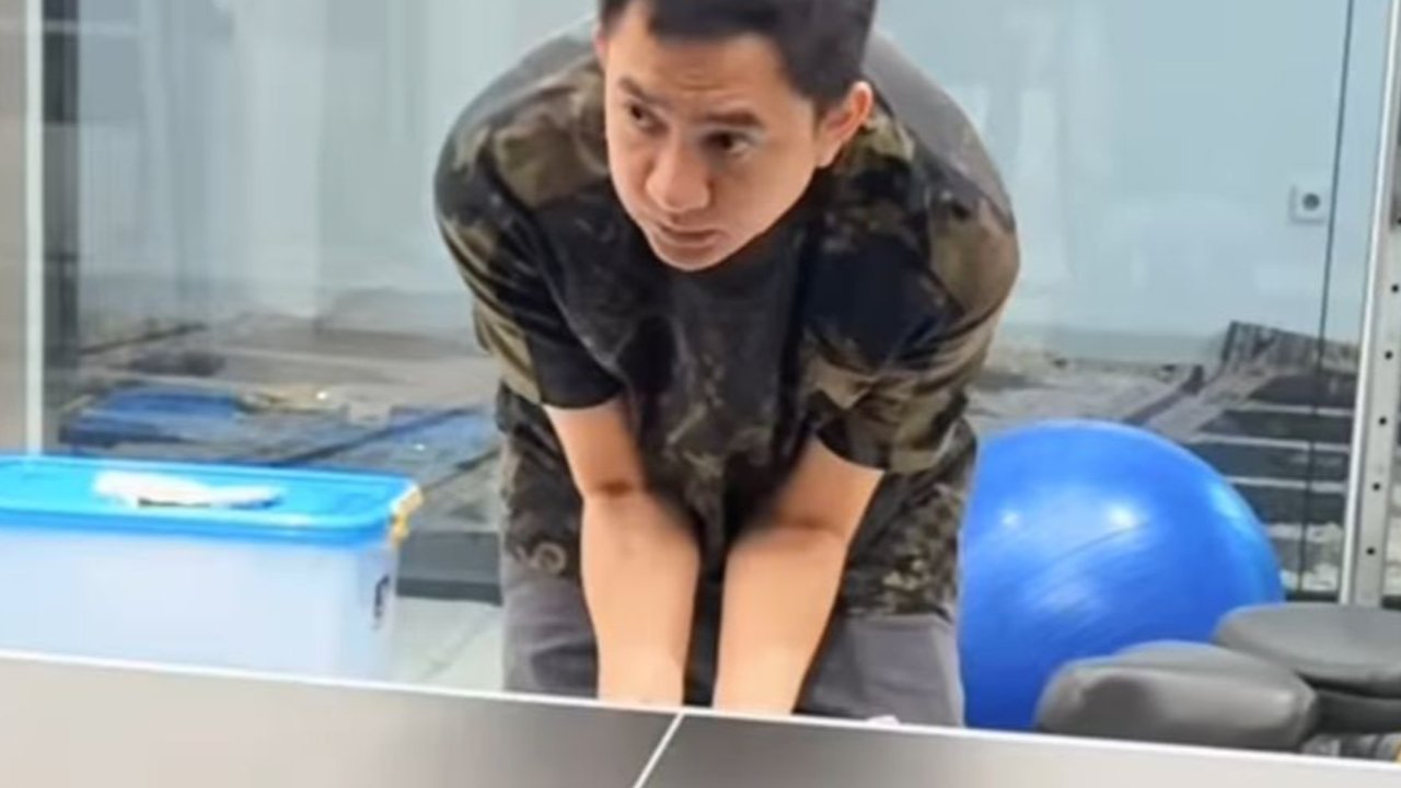 Momen Suami Ayu Dewi Sibuk Persiapkan Meja Pingpong untuk Sambut Tamu Lebaran