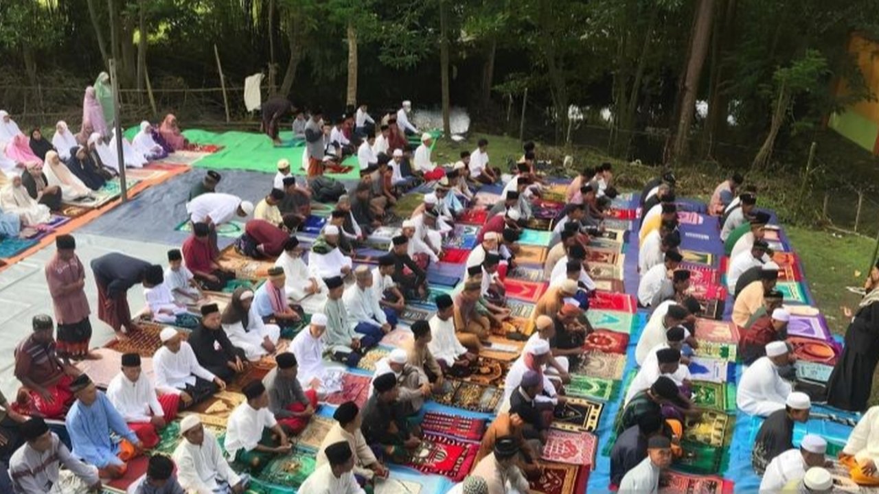 Jemaah Naqsabandiyah di Bima Salat Id Hari Ini