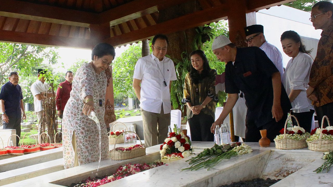 Jelang Idulfitri 2025, Megawati, Prananda dan Puan Nyekar ke Makam Taufiq Kiemas dan Fatmawati