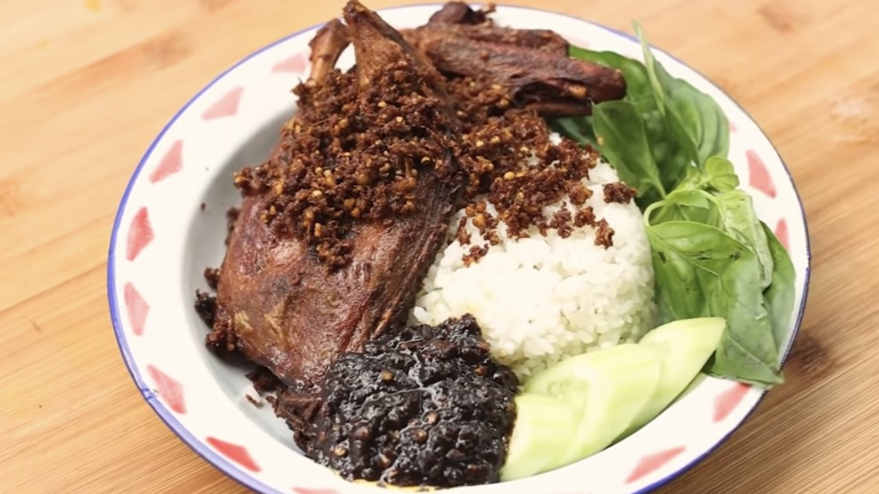 Nasi Bebek Goreng Madura dengan Bumbu Hitam. (Foto: YouTube Devina Hermawan)