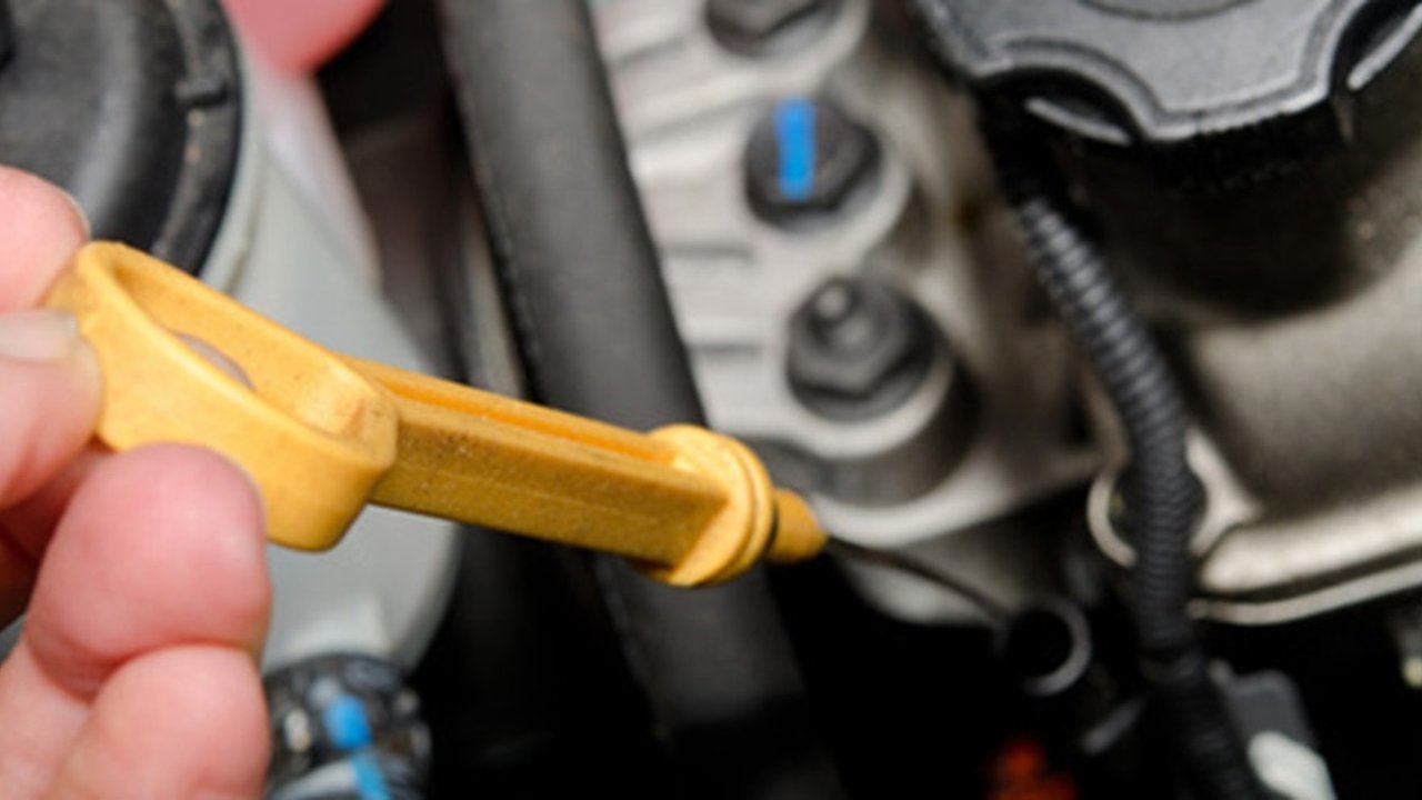 Mengenal Stik Oli Mobil: Panduan Memeriksa, Menilai Kondisi, dan Menentukan Waktu Penggantian!