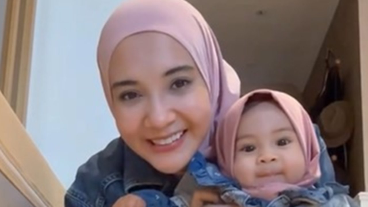Gemasnya Baby Humaira Anak Zaskia Sungkar Berhijab, Pakai Outfit Senada dengan Sang Ibu