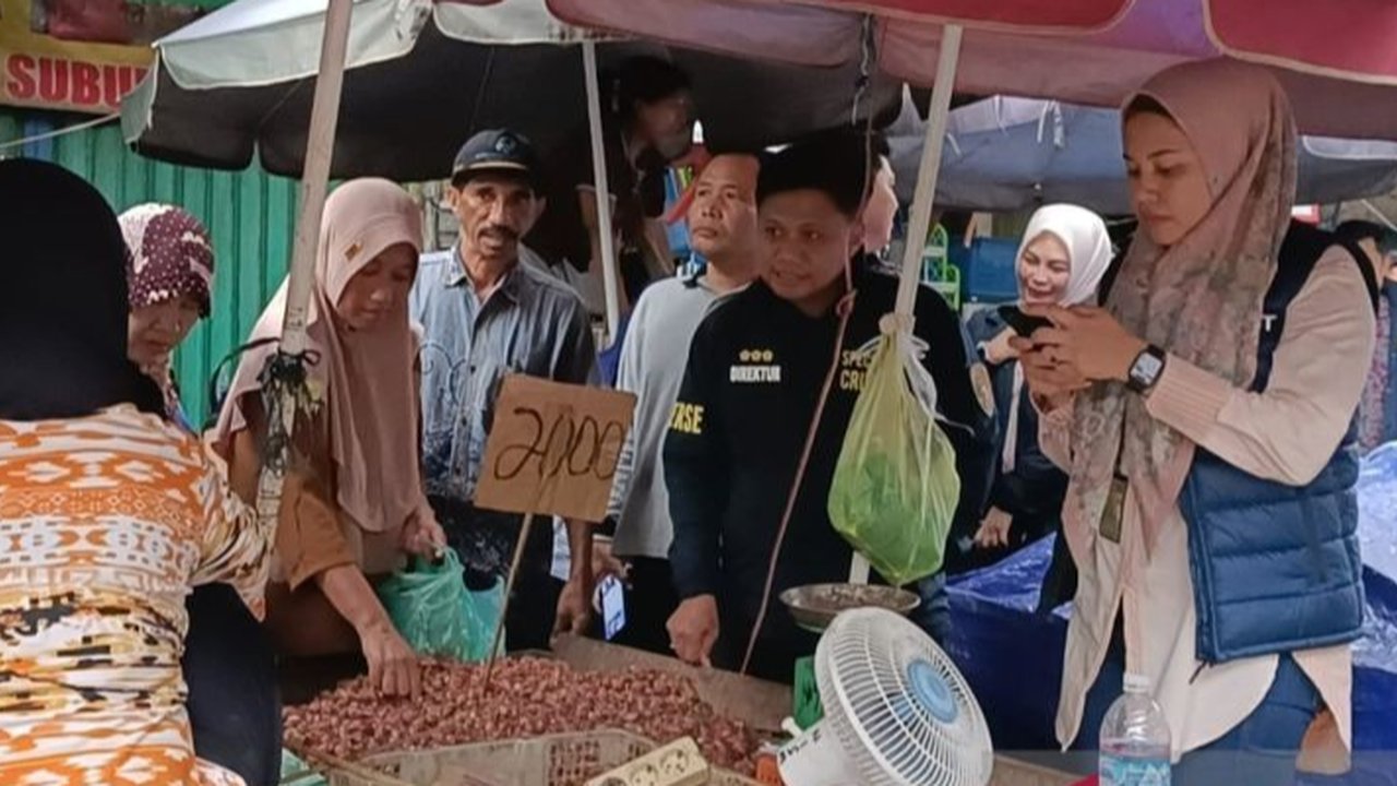 Polda Sumsel membentuk satgas pengawas pasar dan membuka layanan pengaduan untuk menangani kelangkaan dan kenaikan harga bahan pokok yang tidak wajar selama bulan Ramadan.