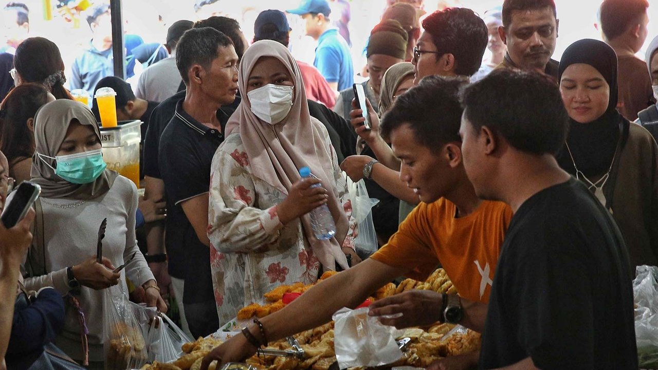 Warga memilih takjil yang untuk berbuka puasa yang dijajakan di Pasar Takjil Ramadhan Benhil, Jakarta, Minggu (2/3/2025). Pasar Takjil Benhil ramai dikunjungi masyarakat selama bulan Ramadhan untuk mencari aneka takjil berbuka puasa.