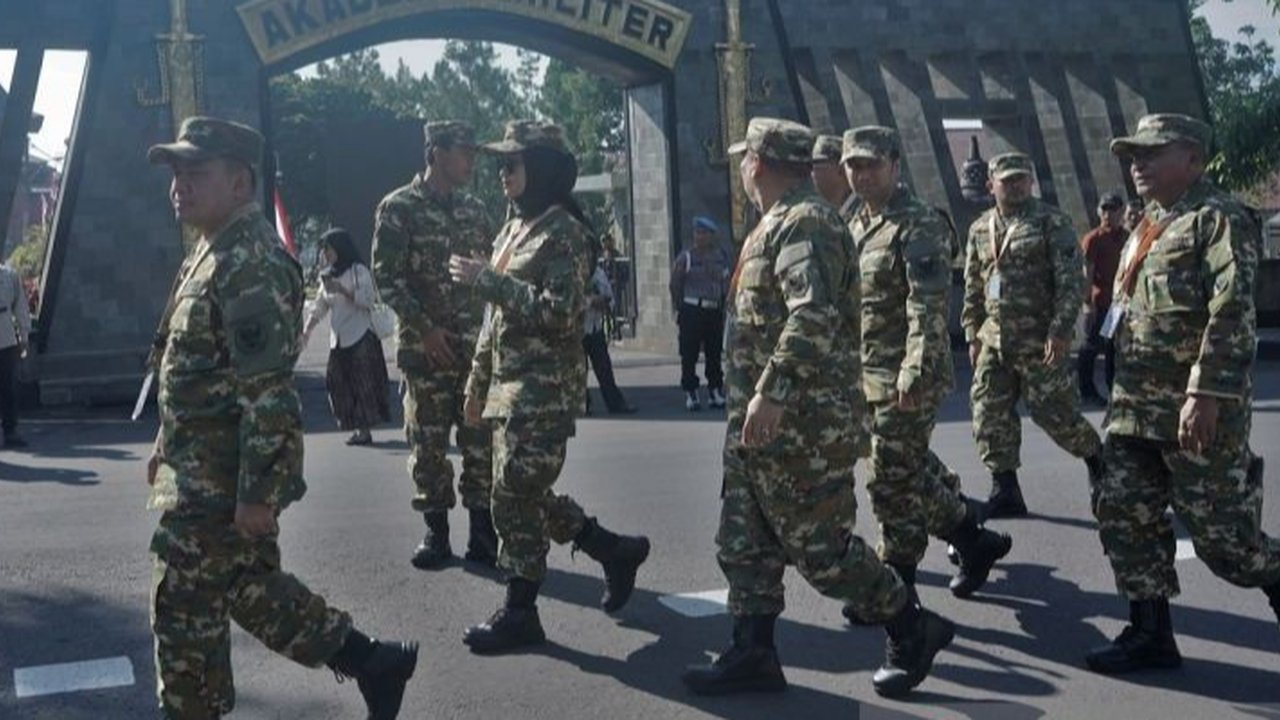 Presiden Prabowo Subianto mengunjungi Akmil Magelang untuk bertemu kepala daerah, memimpin upacara Parade Senja, dan membangun sinergi pemerintah pusat dan daerah.