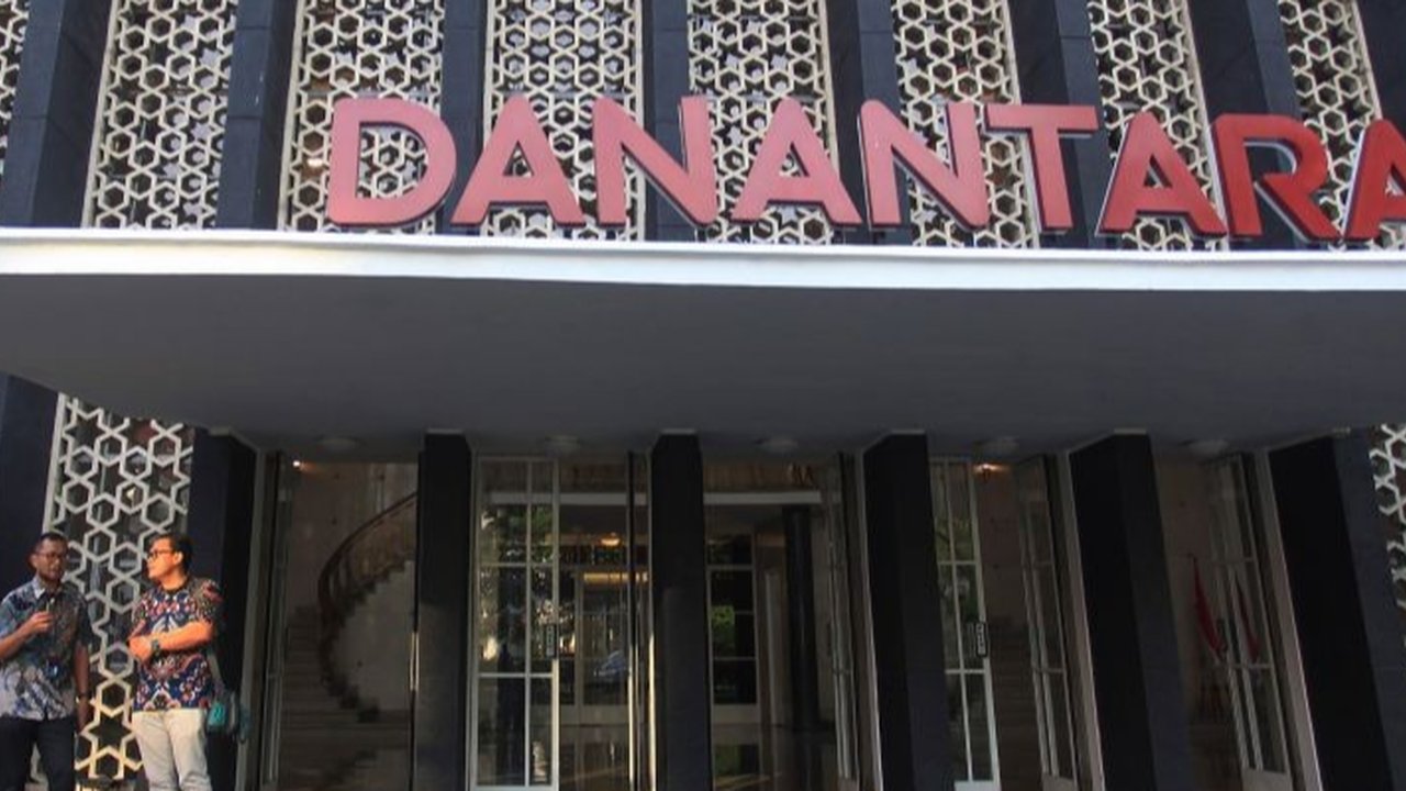 Direktur Eksekutif Celios, Bhima Yudhistira, menilai Danantara berpotensi mempercepat pembiayaan transisi energi dan proyek-proyek strategis nasional lainnya di Indonesia melalui pengelolaan aset negara yang efektif dan terintegrasi.