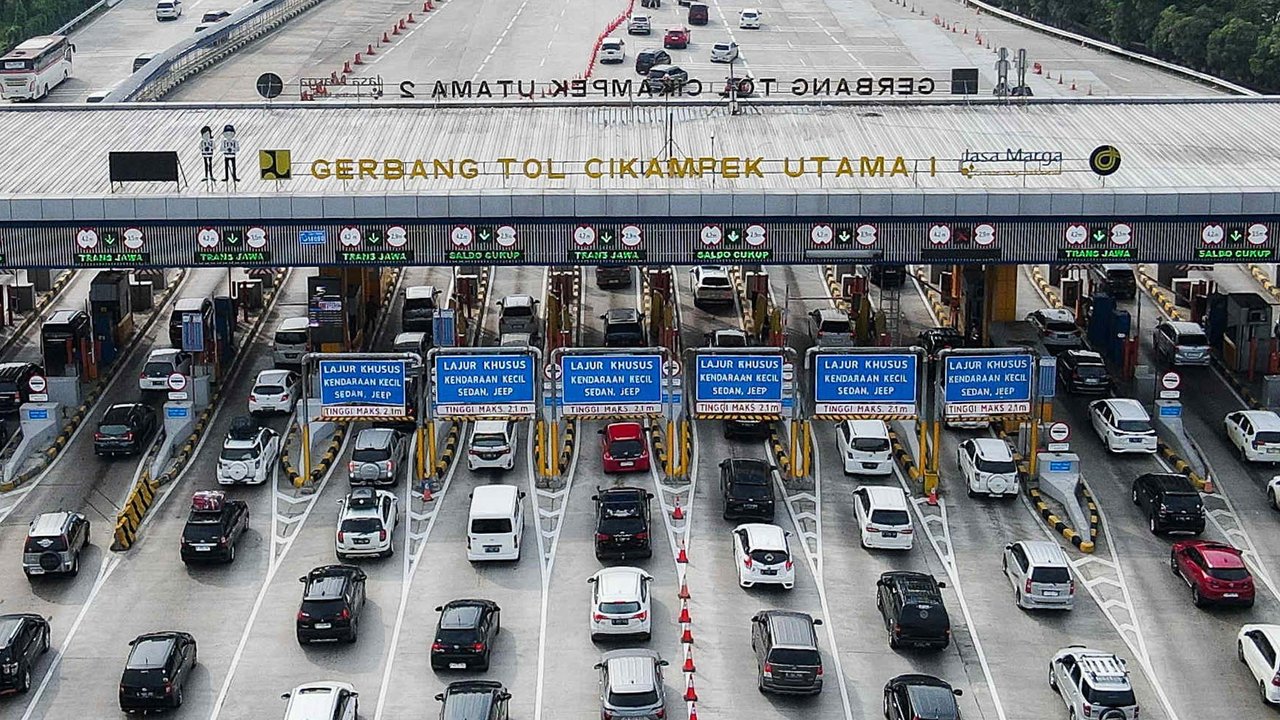 Pada H-4 lebaran 2024, volume kendaraan pada pukul 08.43 WIB sebanyak 20.618 yang melintasi ke gerbang tol tersebut. (Liputan6.com/Herman Zakharia)