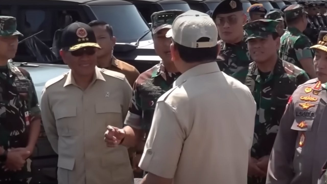 Kejutan Sosok Letkol Berseragam Loreng Temani Menhan Serahkan Maung ke Panglima-Kapolri