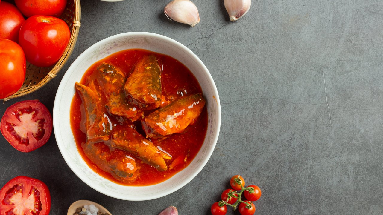 Ilustrasi ikan sarden saus pedas gurih/copyright freepik.com/jcomp