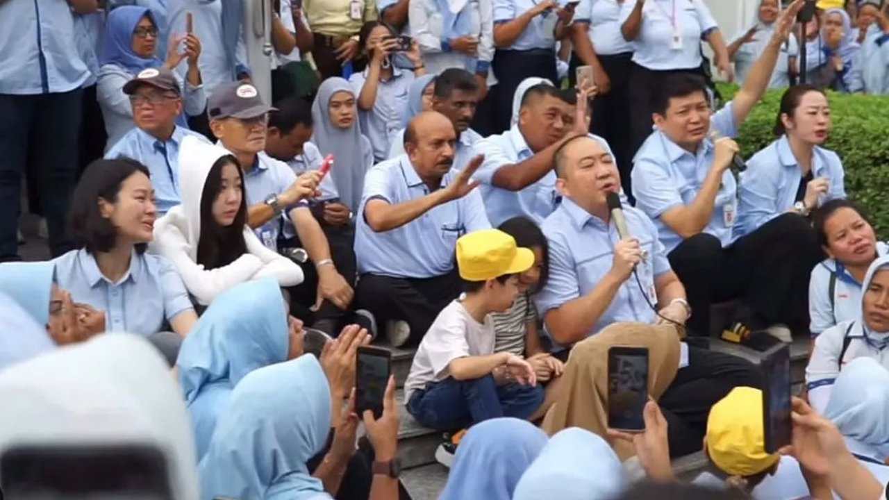 Potret Iwan Kurniawan Lukminto dengan Karyawan Sritex (Foto: Instagram @ik.lukminto)