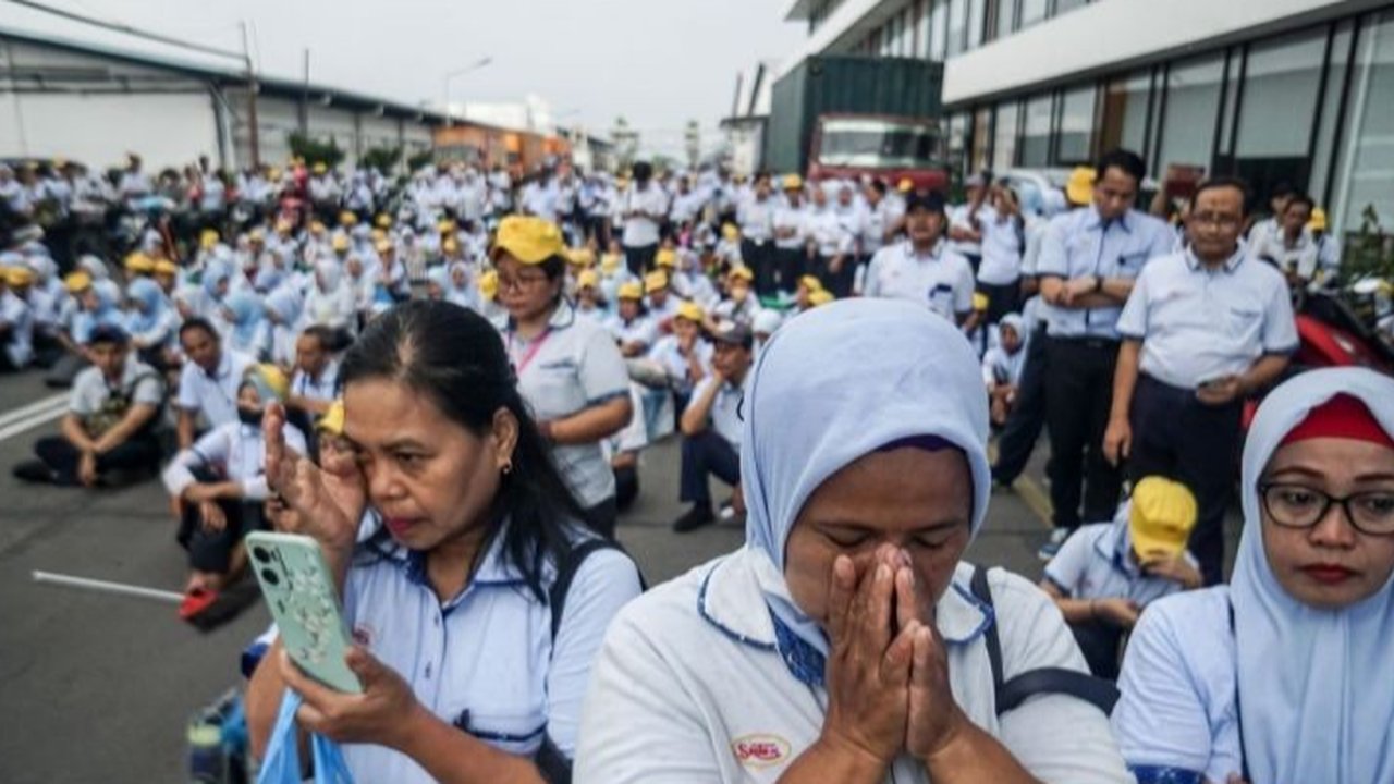 Anggota Komisi VII DPR RI memastikan hak-hak karyawan PT Sritex yang terkena PHK akibat pailit akan dipenuhi, termasuk pesangon dan jaminan sosial, serta mendorong pemerintah untuk melakukan evaluasi daya saing industri tekstil nasional.