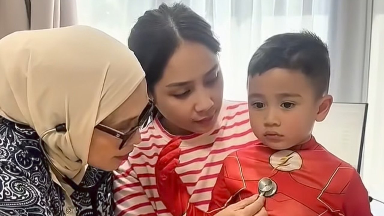 Tingkah Lucu Rayyanza Pakai Kostum The Flash saat Periksa ke Dokter, Diminta Tak Teriak-teriak & Libur Puasa