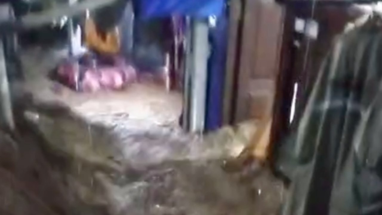 Detik-Detik Mencekam Banjir Besar di Puncak Sapu Bersih Harta Benda & Tewaskan 1 Warga: Air Naik Hitungan Menit
