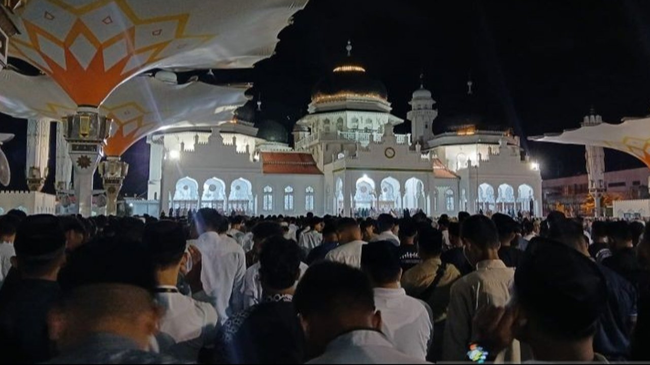 Masjid Raya Baiturrahman Banda Aceh dipenuhi ribuan jamaah untuk melaksanakan shalat Tarawih pertama Ramadhan 1446 H, menandai antusiasme tinggi masyarakat Aceh dalam menyambut bulan suci.