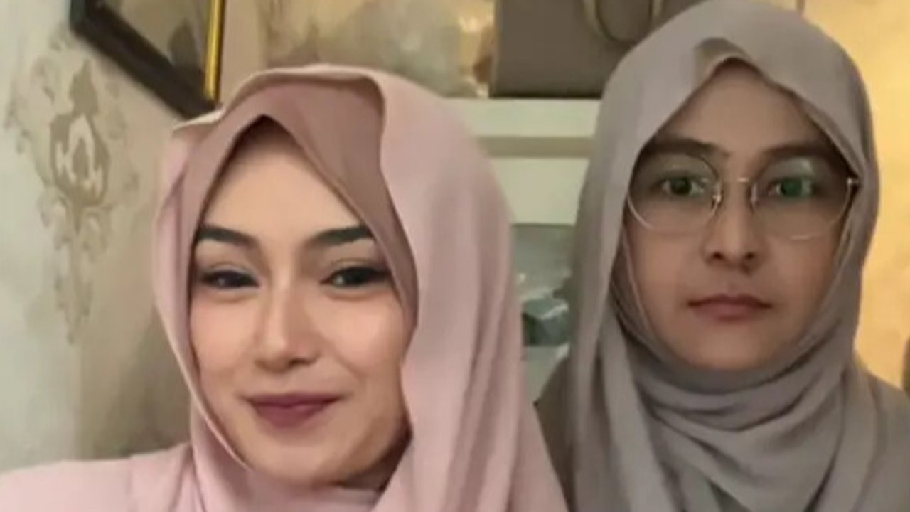 Potret Dara dan Mita Band Rock The Virgin Berhijab (Sumber: TikTok @MitaTheVirgin)