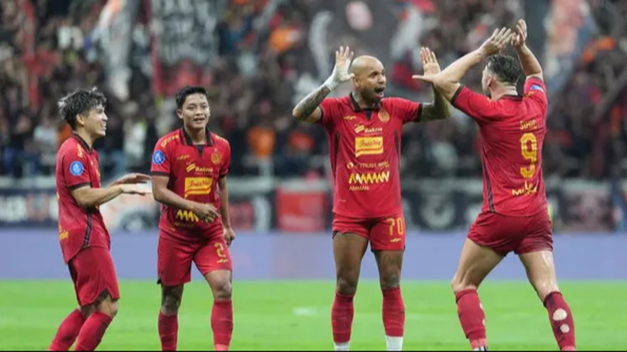 Pemain Persija Jakarta merayakan gol yang dicetak oleh Marko Simic (kanan) pada laga lanjutan BRI Liga 1 2024/2025 melawan Persita Tangerang di Jakarta International Stadium (JIS), Jakarta Ut