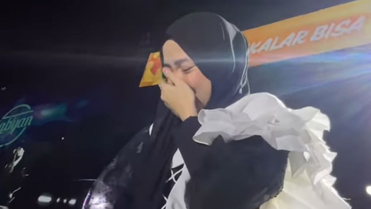Viral! Momen Haru, Nissa Sabyan Menangis Saat Nyanyikan Lagu Tentang Taubat di Panggung