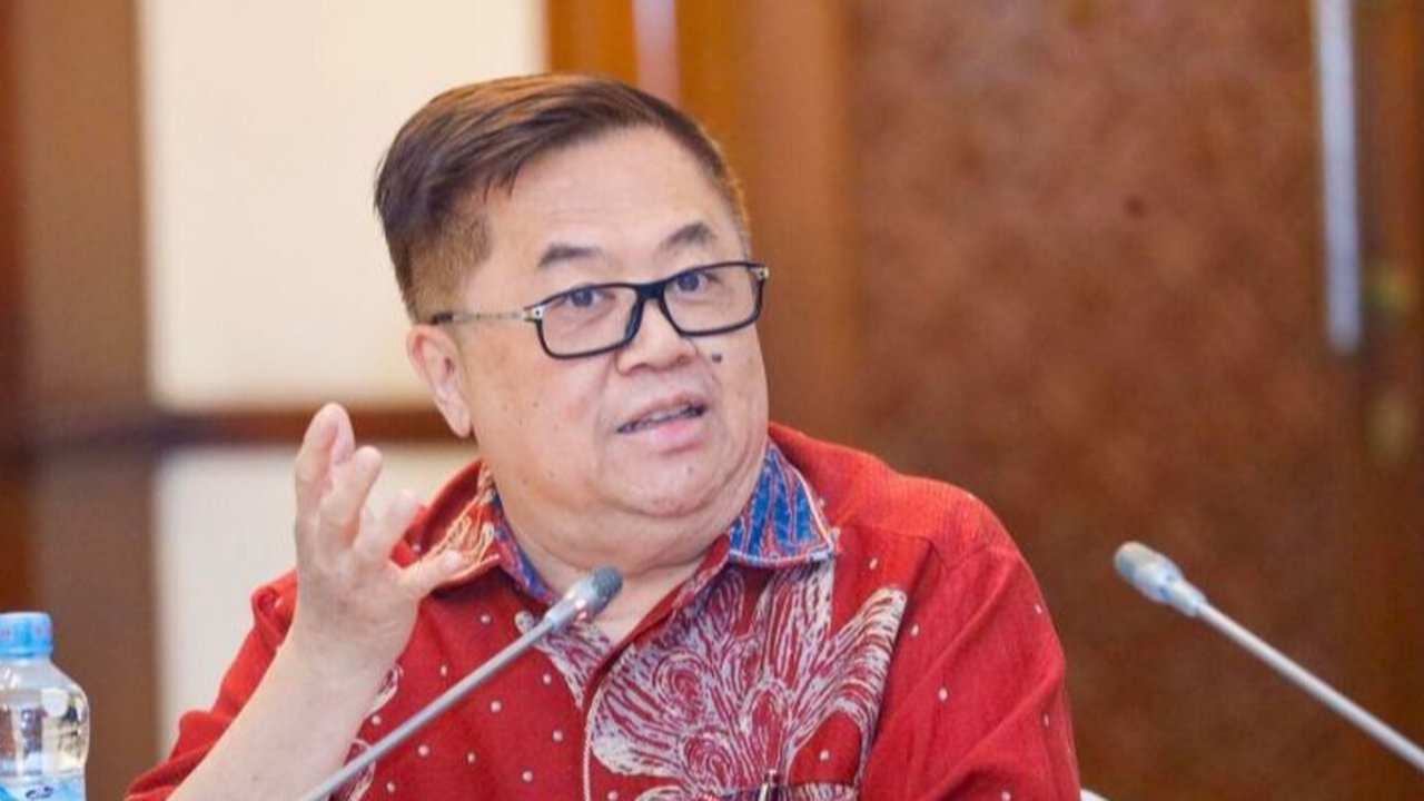 Anggota Komisi VI DPR, Darmadi Durianto, menjamin keamanan dana masyarakat di bank pemerintah dan memastikan pengawasan ketat terhadap kinerja BPI Danantara, demi mendorong pertumbuhan ekonomi Indonesia.