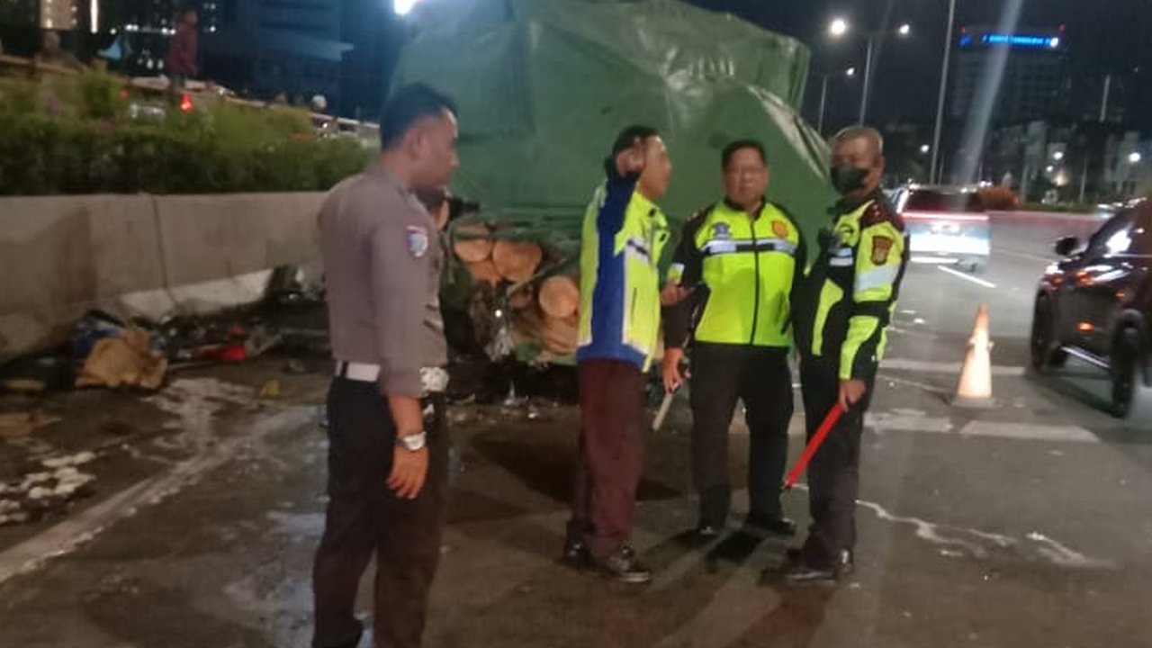 Hyundai Nopol Cantik Tabrak Truk Mogok di Bahu Jalan Tol Jakbar, Tiga Orang Tewas Mengenaskan