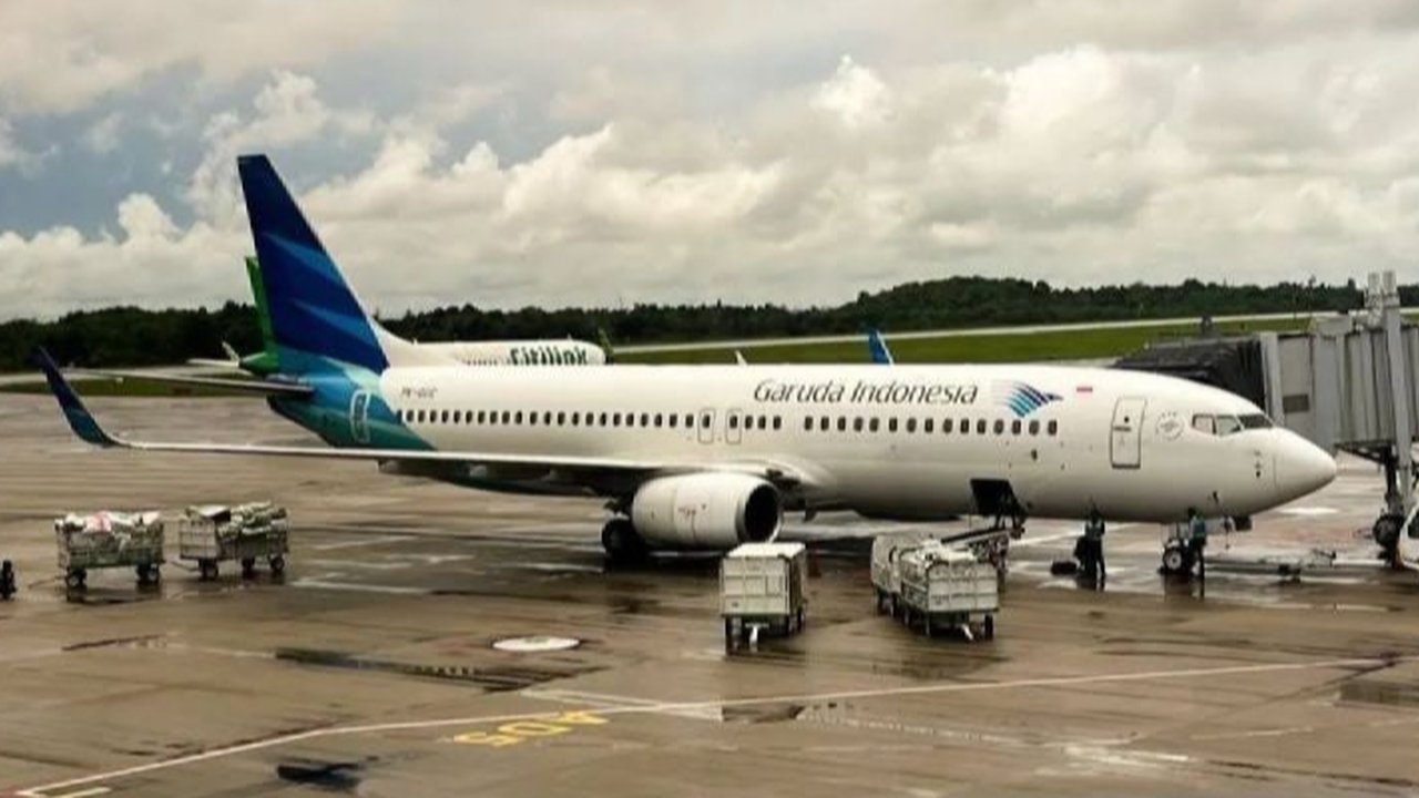 Viral Penumpang Garuda Indonesia Merokok di Pesawat, Terancam Kena Denda Rp2,5 Miliar