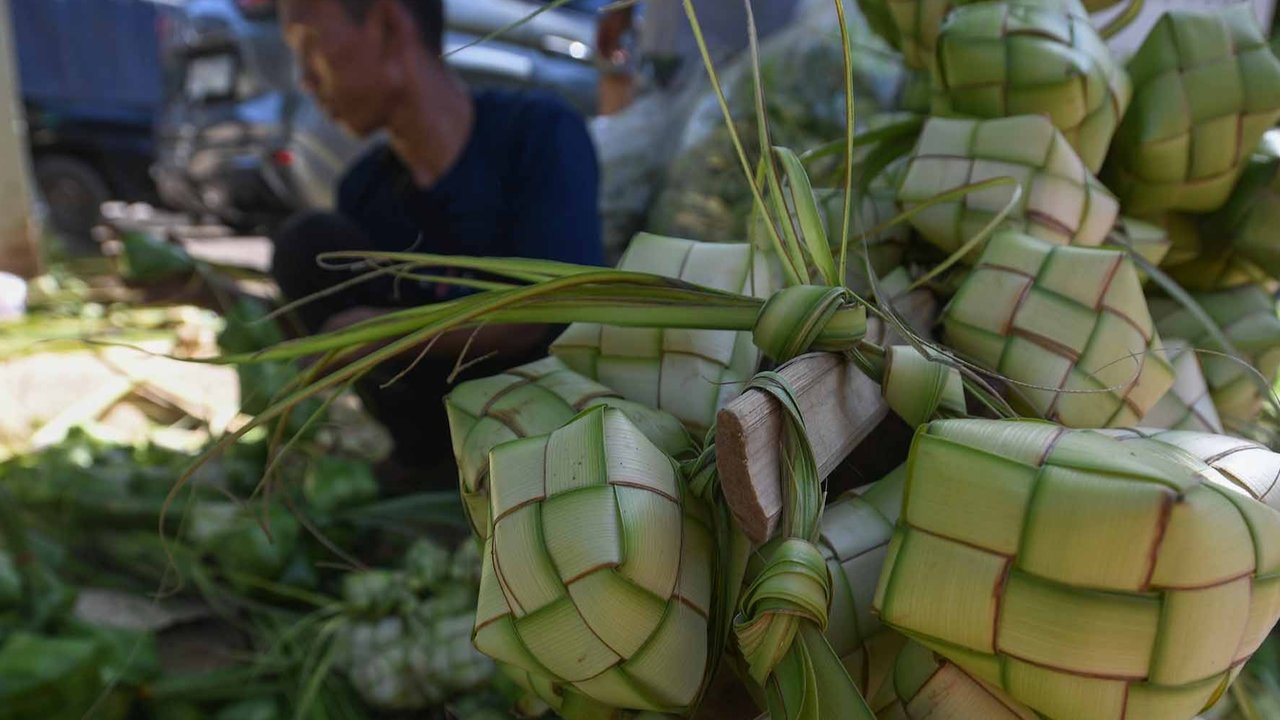 Pedagang kulit ketupat di Pasar Pondok Labu, Jakarta Selatan, Minggu (30/03/2025).