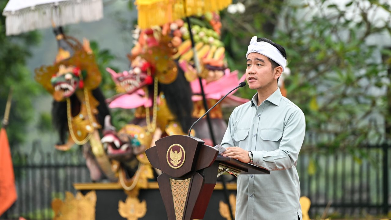 Wakil Presiden Gibran Rakabuming Raka hadir dalam upacara Tawur Agung Kesanga di Candi Prambanan, Sleman, Yogyakarta, menyampaikan pesan toleransi dan pentingnya menjaga kebersihan destinasi wisata tersebut.