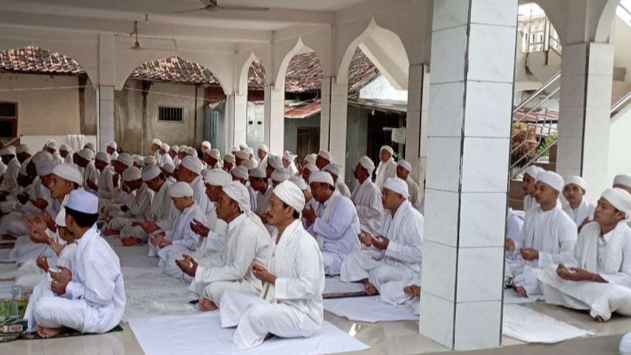 Pakai Metode Isnainiyah, Jemaah Asy-Syahadatain Cirebon Lebaran Hari Ini
