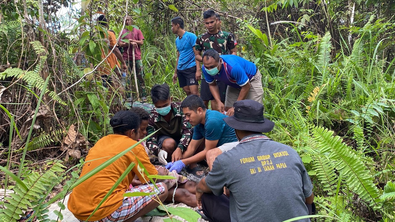 Penuh Haru dan Menegangkan, Cerita Dokter TNI Bantu Persalinan Warga di Hutan Belantara Papua